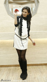 组图：林志玲裙装搭配雪地靴亮相 台上俏皮可爱