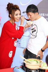 幻灯：卓文萱台北签唱 现煮姜母鸭慰劳歌迷