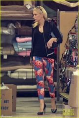 组图：43岁史蒂芬妮挺孕肚出街辣妈范十足