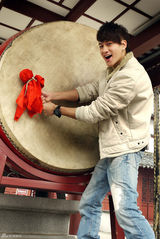 高清图：何润东与言承旭惺惺相惜 祭孔子望开年好运