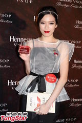 组图：Jessica C.打碟秀警钟胸 大战名模Lea T.