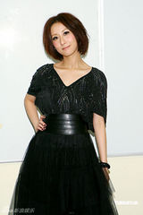 幻灯图：TVB8金曲颁奖落幕 容祖儿银装现身捧奖