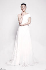 组图：朱婷白裙亮相电视剧群英盛典气质清新