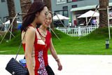 组图：王励勤携父母与红衣美女同游世博会
