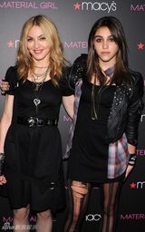 组图：麦当娜母女齐上阵宣传潮牌 泰勒烟熏装扮酷