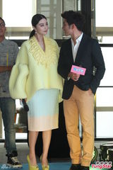 组图：范冰冰上海宣传穿“棉袄” 不做快男评委