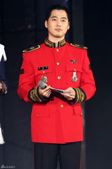 高清组图：众服役艺人参加韩国《演艺士兵演唱会》 