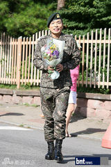 组图：韩歌手刘承灿退伍 手捧鲜花满面笑容