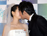 幻灯图集：韩星赵汉善完婚热吻新娘 金善雅等道贺