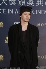 组图：日星小田切让装扮怪异 叉腰低调比V字