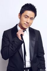 组图：常铖优雅写真曝光 绅士气质难掩俏皮本色