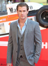 组图：雷神携爱妻亮相《极速风流》全球首映礼