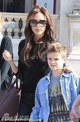 组图：贝嫂抱女出街爱子护驾 哈珀挖鼻吮指呆萌