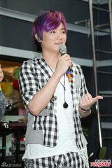 组图：阿沁升格当作家 F.I.R年底出新专辑