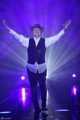 组图：周笔畅玩谢耳朵乐器 邓紫棋黑丝秀腿