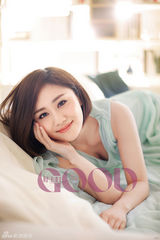 组图：刘芸呼朋唤友登封面 众姐妹相聚青春洋溢