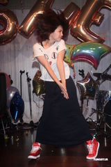 组图：SHE失落金曲奖仍庆功 Ella为Selina数度哽咽