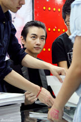 组图：陈晓【演员】签售写真人气爆棚 将拍《神雕侠侣》