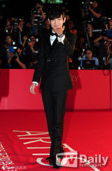 组图：18届釜山国际电影节开幕 女星露股沟抢镜