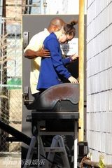 组图：GaGa热裤装露象腿 素颜憔悴无神被搀扶