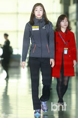 组图：金妍儿机场办记者会 赴克罗地亚比赛