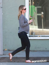 组图：艾米莉-布朗特便装显孕相 独自逛街驾车