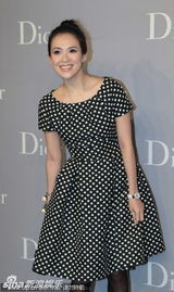 组图：章子怡简洁装扮亮相唇红齿白微笑甜美