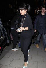 组图：莉莉-艾伦伦敦黑衣夜行 挂件显时尚范儿