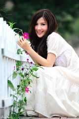 高清组图：徐立2010全新写真 与花结缘美不胜收