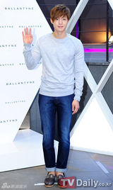 组图：裴勇俊高小英金贤重等出席名品店开业仪式