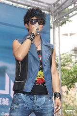 组图：汪东城摇滚风会歌迷 否认与炎亚纶有心结