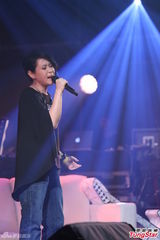 组图：刘若英开唱黑衣上阵秀吉他