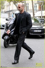 组图：杰森-斯坦森赴秀场 为超模女友助阵