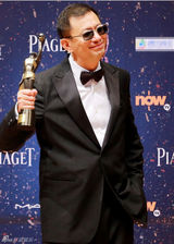 组图：香港金像奖张家辉封王 章子怡捧杯开怀笑