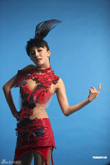 组图：韩庚杨幂合拍广告红白耀眼