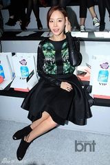 组图：孔孝真CL等助阵时装周 李秀赫亮相T台