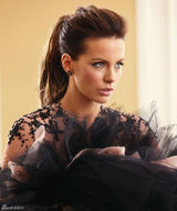 组图：凯特-贝金赛尔杂志写真礼服华美