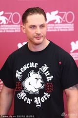 组图：电影《Locke》发布会 汤姆-哈迪潮装现身