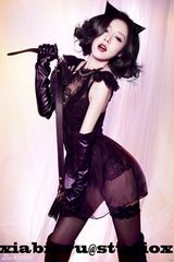 组图：安又琪《圣诞夜》写真首发 造型百变迷人