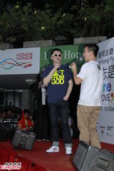 组图：何韵诗参与同志游行 父母支持下出柜