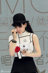 组图：吴莫愁发新专辑回忆成长洒泪