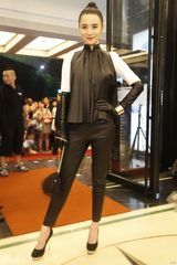 组图：宋佳看秀造型时尚飒爽 获影后提名心情好