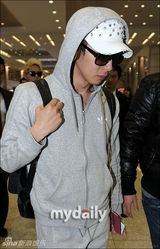 组图：JYJ从南美返回韩国 朴有天奔赴父亲灵堂