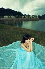 组图：周奇奇浪漫风情写真曝光 造型唯美女神范儿足