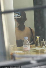 组图：小S休息室快速换装 内衣肩带下落显尴尬