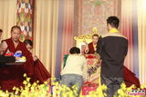 组图：张智霖与袁咏仪接受灌顶仪式祈愿健康