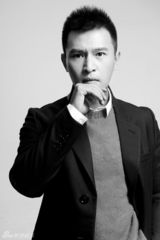 组图：胡海锋黑白写真显硬朗风格