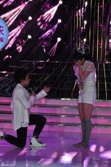 组图：邹凯上电视节目惊喜求婚 陈一冰谢娜微笑祝福