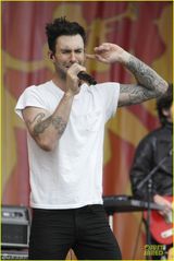 组图：魔力红热力献唱 亚当身姿妖娆表情逗笑