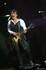 伍佰个唱工体变火星 孙燕姿蔡依林性感助阵(图)